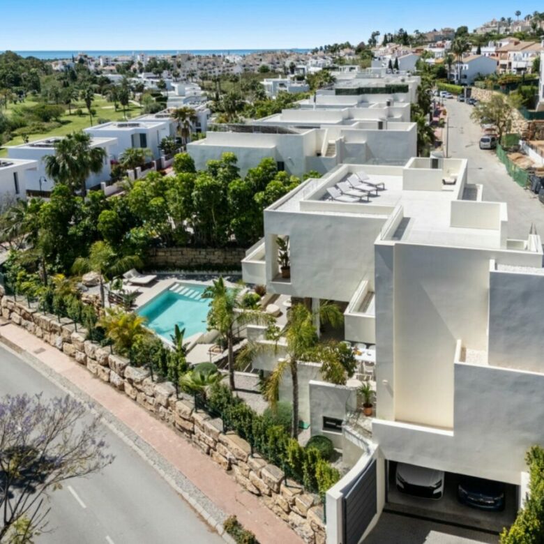 FOR SALE 🏡 Contemporary Four-Bedroom Villa with Rooftop Solarium and Private Pool – El Campanario, New Golden Mile, Estepona 🇪🇸