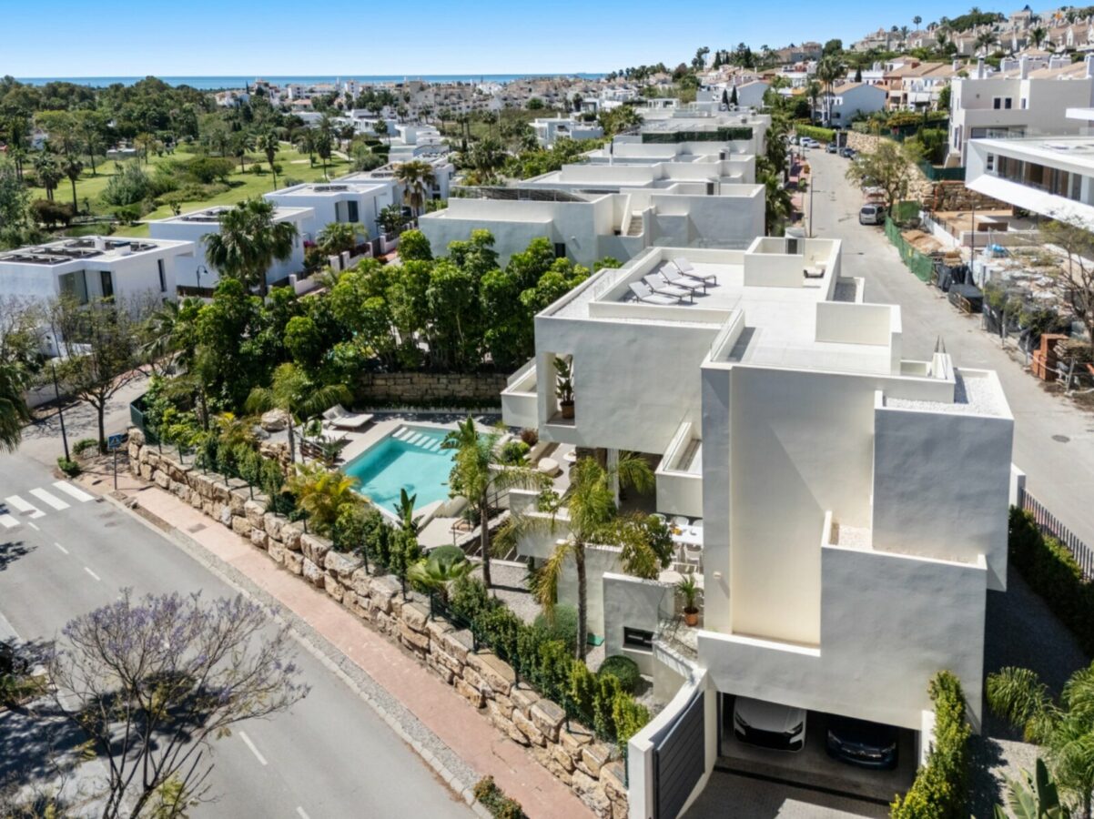 FOR SALE 🏡 Contemporary Four-Bedroom Villa with Rooftop Solarium and Private Pool – El Campanario, New Golden Mile, Estepona 🇪🇸