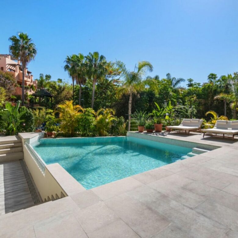 FOR SALE 🏡 Contemporary Four-Bedroom Villa with Rooftop Solarium and Private Pool – El Campanario, New Golden Mile, Estepona 🇪🇸