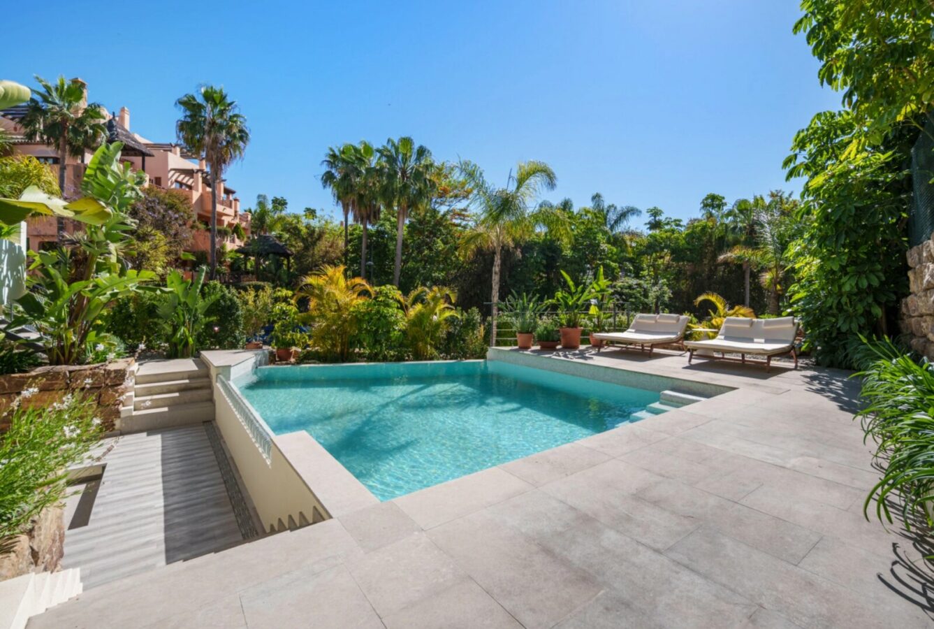 FOR SALE 🏡 Contemporary Four-Bedroom Villa with Rooftop Solarium and Private Pool – El Campanario, New Golden Mile, Estepona 🇪🇸
