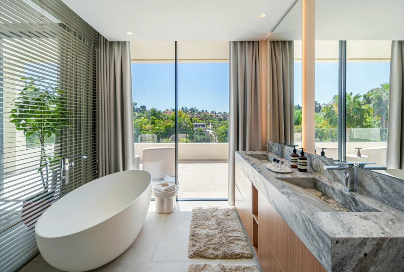 FOR SALE 🏡 Contemporary Four-Bedroom Villa with Rooftop Solarium and Private Pool – El Campanario, New Golden Mile, Estepona 🇪🇸