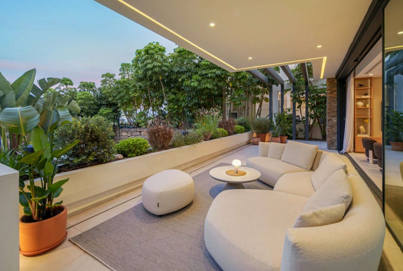FOR SALE 🏡 Contemporary Four-Bedroom Villa with Rooftop Solarium and Private Pool – El Campanario, New Golden Mile, Estepona 🇪🇸