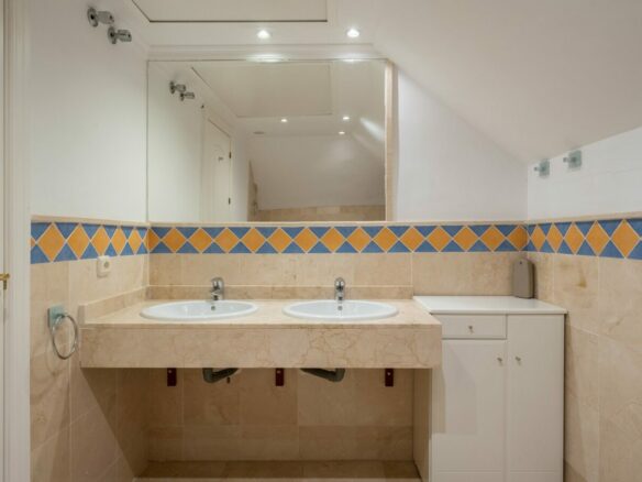 FOR SALE 🏡 Four-Bedroom Duplex Penthouse with Almost 200 m² of Terraces and Mountain Views – Las Brisas, Nueva Andalucía, Marbella 🇪🇸