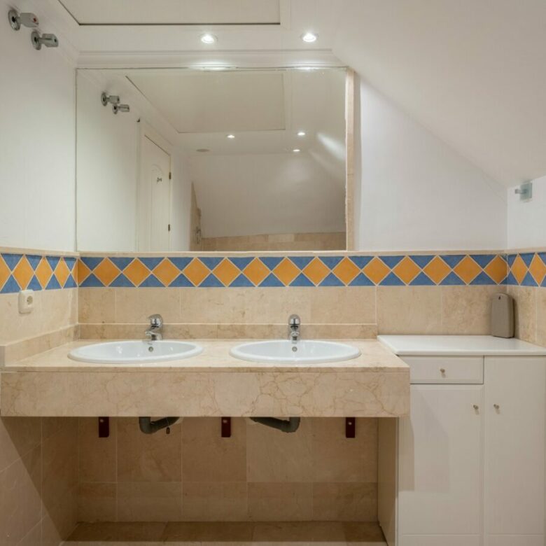 FOR SALE 🏡 Four-Bedroom Duplex Penthouse with Almost 200 m² of Terraces and Mountain Views – Las Brisas, Nueva Andalucía, Marbella 🇪🇸