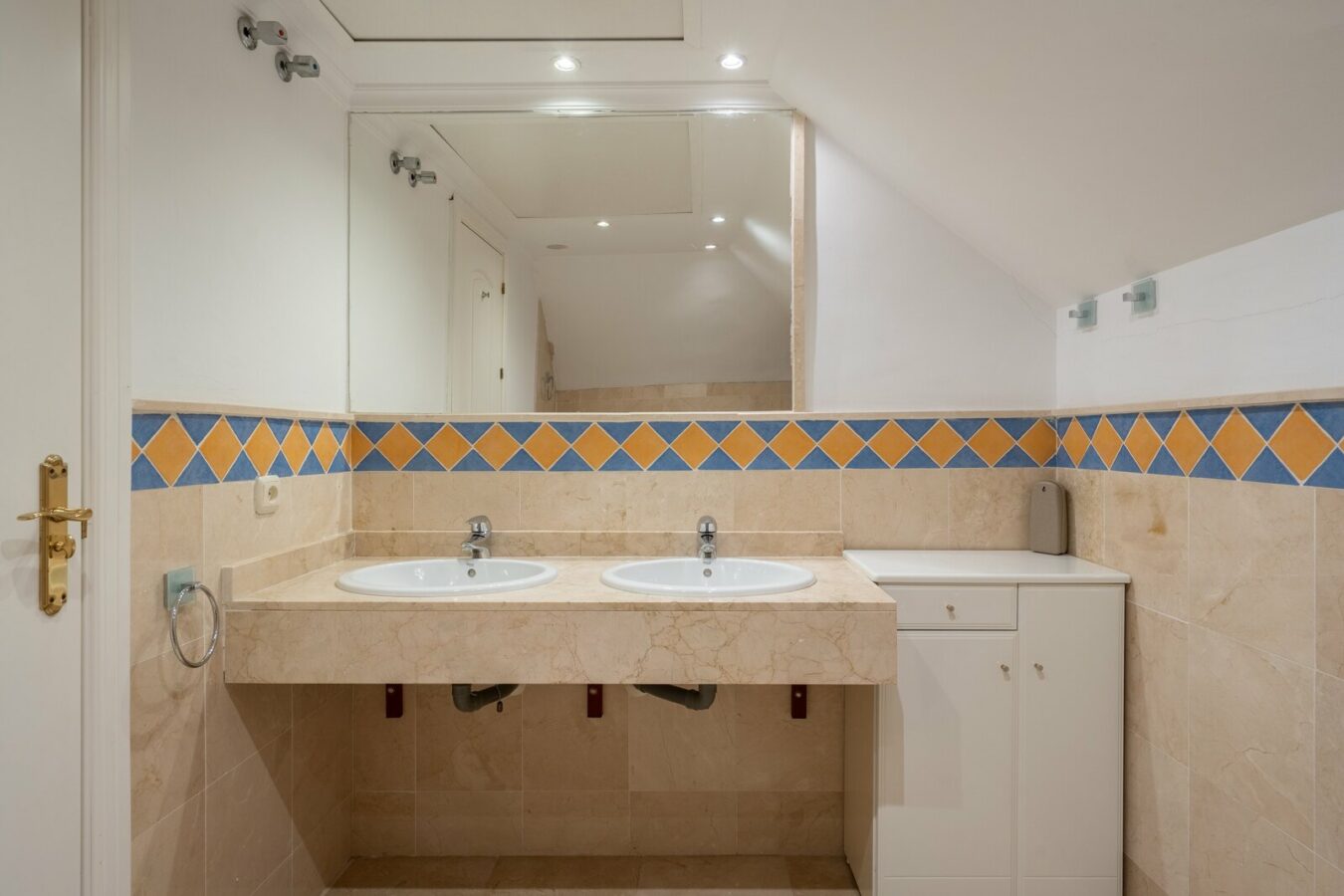 FOR SALE 🏡 Four-Bedroom Duplex Penthouse with Almost 200 m² of Terraces and Mountain Views – Las Brisas, Nueva Andalucía, Marbella 🇪🇸