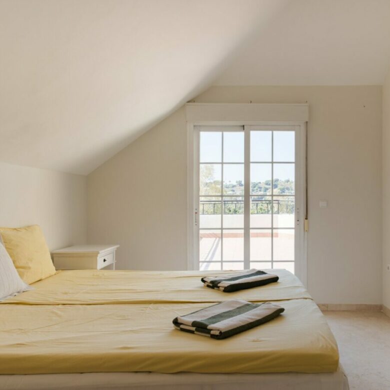 FOR SALE 🏡 Four-Bedroom Duplex Penthouse with Almost 200 m² of Terraces and Mountain Views – Las Brisas, Nueva Andalucía, Marbella 🇪🇸