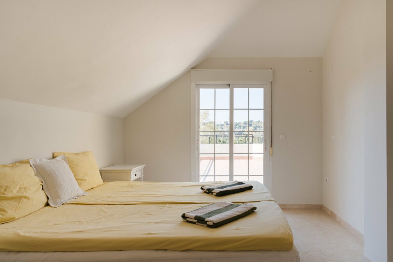 FOR SALE 🏡 Four-Bedroom Duplex Penthouse with Almost 200 m² of Terraces and Mountain Views – Las Brisas, Nueva Andalucía, Marbella 🇪🇸