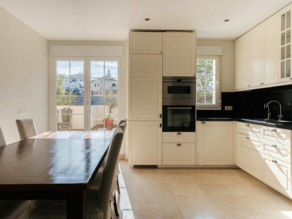 FOR SALE 🏡 Four-Bedroom Duplex Penthouse with Almost 200 m² of Terraces and Mountain Views – Las Brisas, Nueva Andalucía, Marbella 🇪🇸