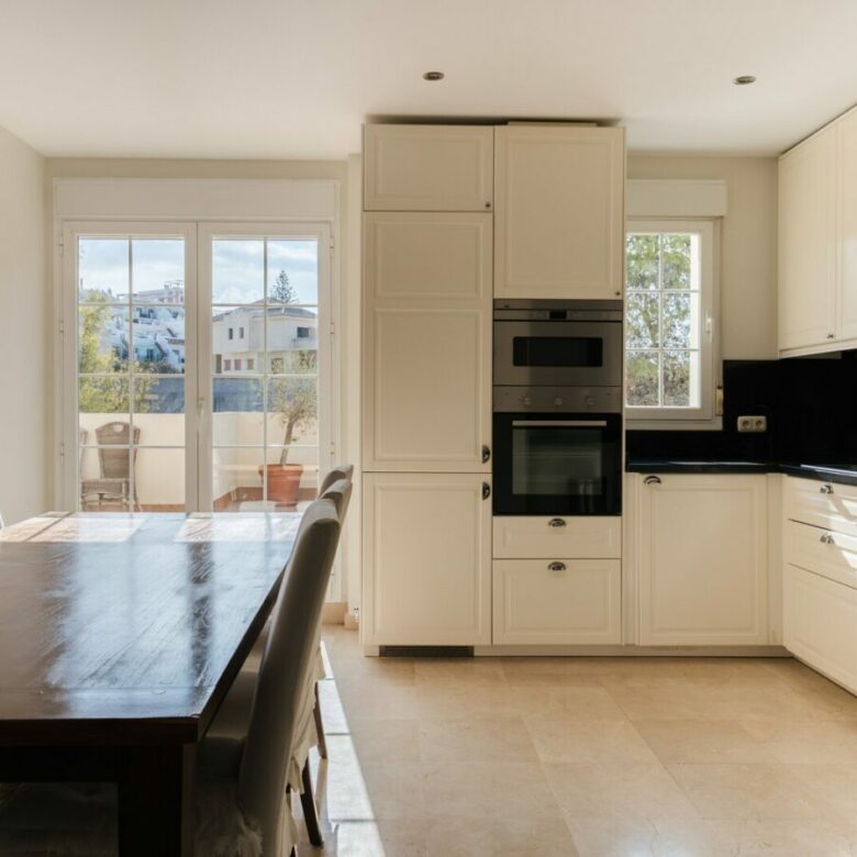 FOR SALE 🏡 Four-Bedroom Duplex Penthouse with Almost 200 m² of Terraces and Mountain Views – Las Brisas, Nueva Andalucía, Marbella 🇪🇸