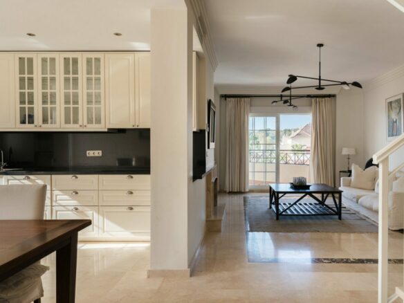 FOR SALE 🏡 Four-Bedroom Duplex Penthouse with Almost 200 m² of Terraces and Mountain Views – Las Brisas, Nueva Andalucía, Marbella 🇪🇸