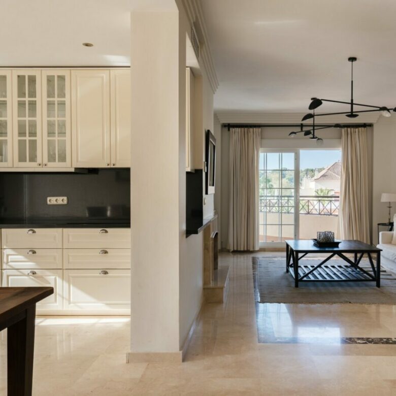 FOR SALE 🏡 Four-Bedroom Duplex Penthouse with Almost 200 m² of Terraces and Mountain Views – Las Brisas, Nueva Andalucía, Marbella 🇪🇸
