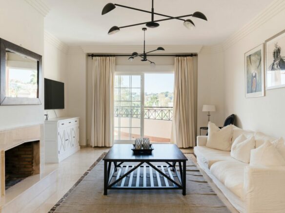 FOR SALE 🏡 Four-Bedroom Duplex Penthouse with Almost 200 m² of Terraces and Mountain Views – Las Brisas, Nueva Andalucía, Marbella 🇪🇸
