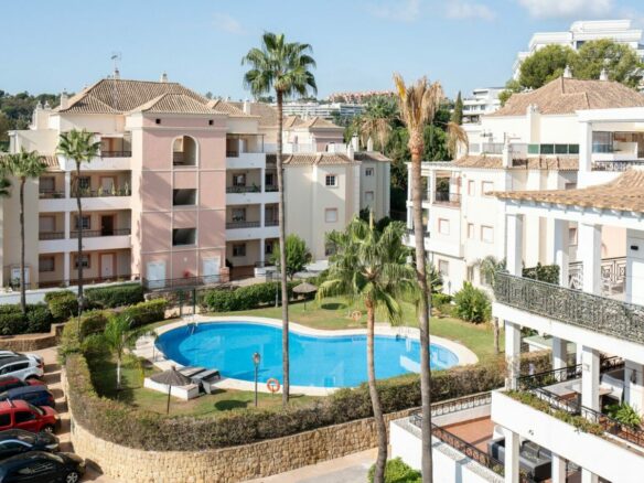FOR SALE 🏡 Four-Bedroom Duplex Penthouse with Almost 200 m² of Terraces and Mountain Views – Las Brisas, Nueva Andalucía, Marbella 🇪🇸