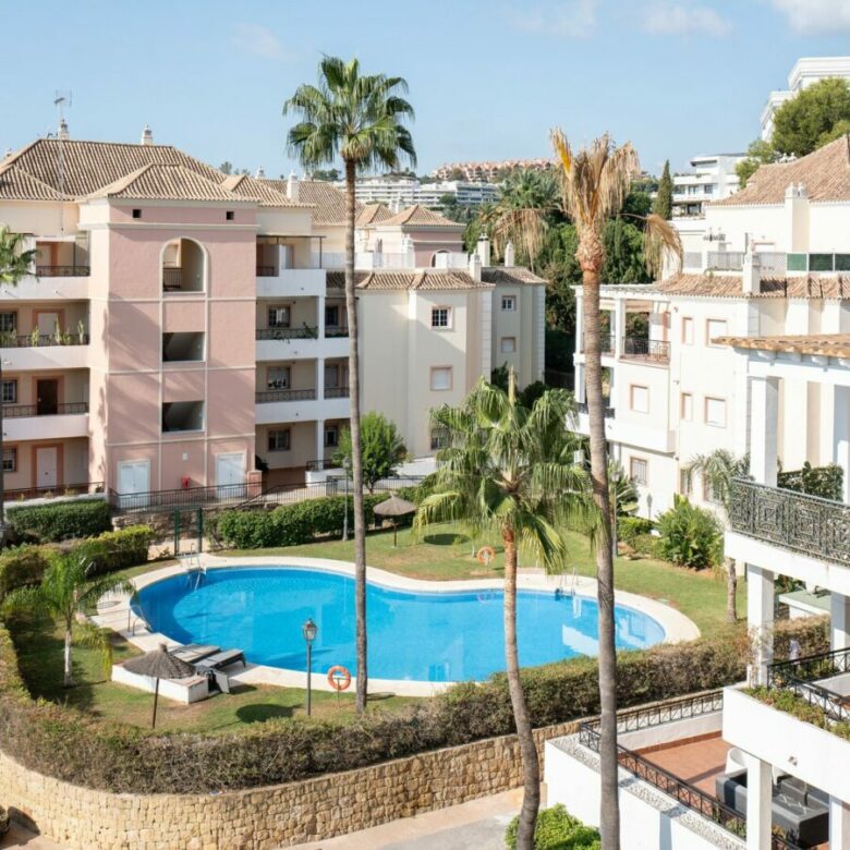 FOR SALE 🏡 Four-Bedroom Duplex Penthouse with Almost 200 m² of Terraces and Mountain Views – Las Brisas, Nueva Andalucía, Marbella 🇪🇸