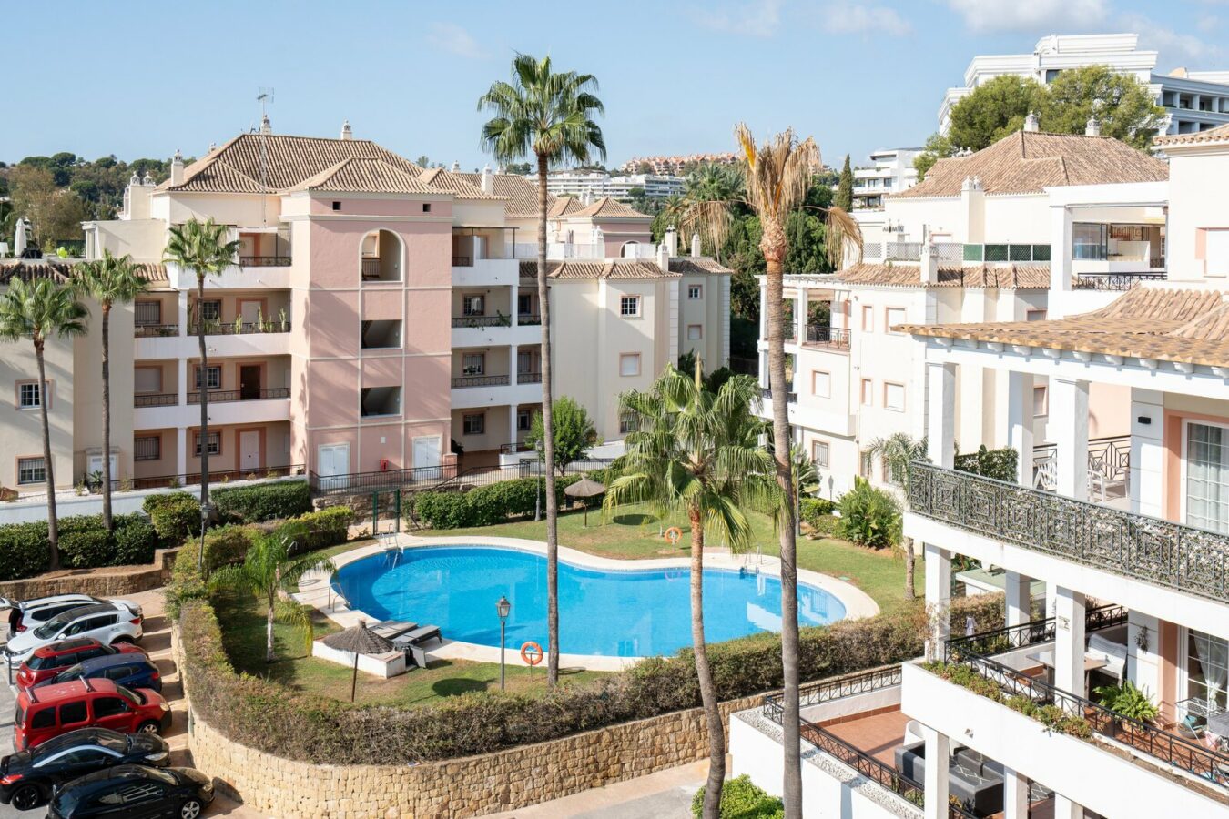 FOR SALE 🏡 Four-Bedroom Duplex Penthouse with Almost 200 m² of Terraces and Mountain Views – Las Brisas, Nueva Andalucía, Marbella 🇪🇸