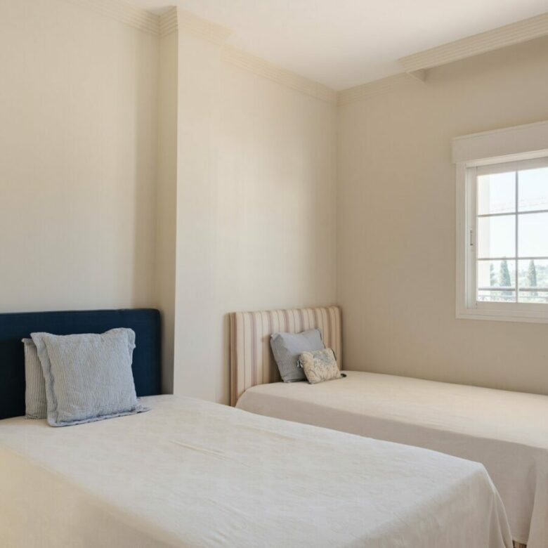 FOR SALE 🏡 Four-Bedroom Duplex Penthouse with Almost 200 m² of Terraces and Mountain Views – Las Brisas, Nueva Andalucía, Marbella 🇪🇸