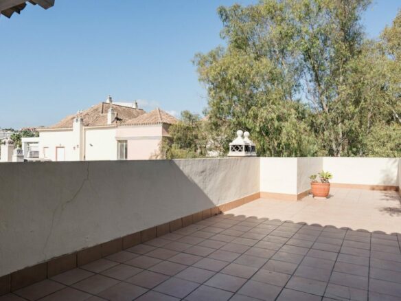FOR SALE 🏡 Four-Bedroom Duplex Penthouse with Almost 200 m² of Terraces and Mountain Views – Las Brisas, Nueva Andalucía, Marbella 🇪🇸