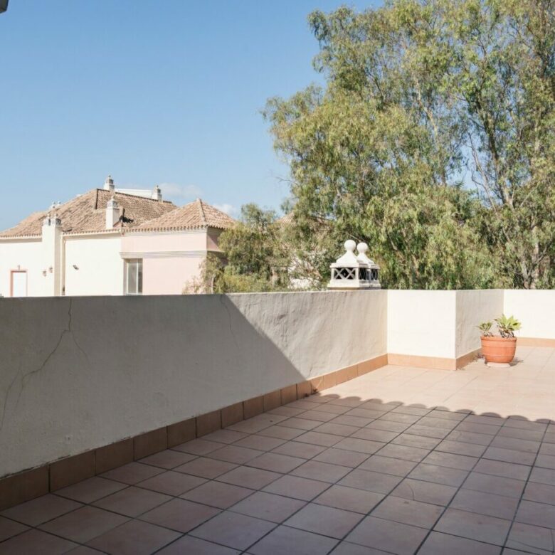 FOR SALE 🏡 Four-Bedroom Duplex Penthouse with Almost 200 m² of Terraces and Mountain Views – Las Brisas, Nueva Andalucía, Marbella 🇪🇸