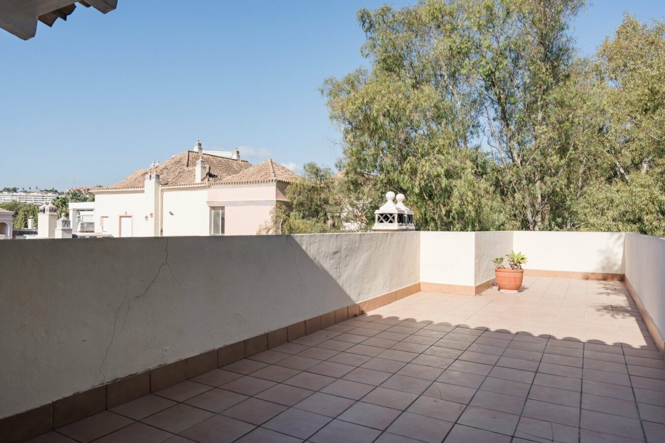 FOR SALE 🏡 Four-Bedroom Duplex Penthouse with Almost 200 m² of Terraces and Mountain Views – Las Brisas, Nueva Andalucía, Marbella 🇪🇸