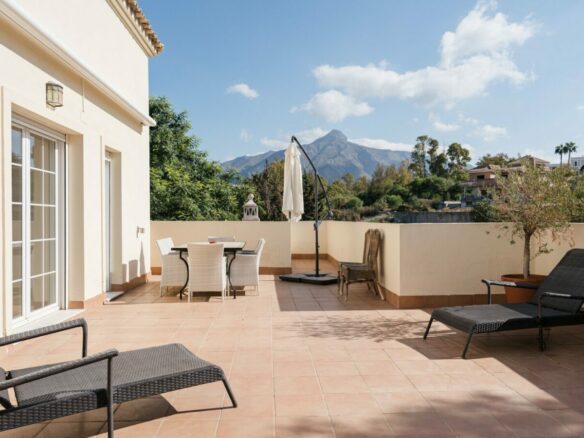 FOR SALE 🏡 Four-Bedroom Duplex Penthouse with Almost 200 m² of Terraces and Mountain Views – Las Brisas, Nueva Andalucía, Marbella 🇪🇸
