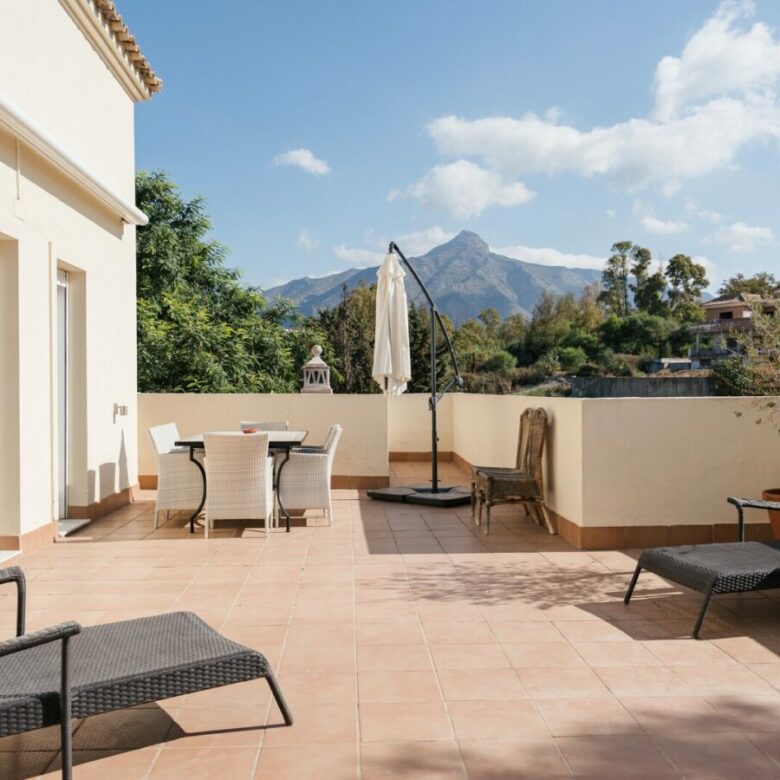 FOR SALE 🏡 Four-Bedroom Duplex Penthouse with Almost 200 m² of Terraces and Mountain Views – Las Brisas, Nueva Andalucía, Marbella 🇪🇸
