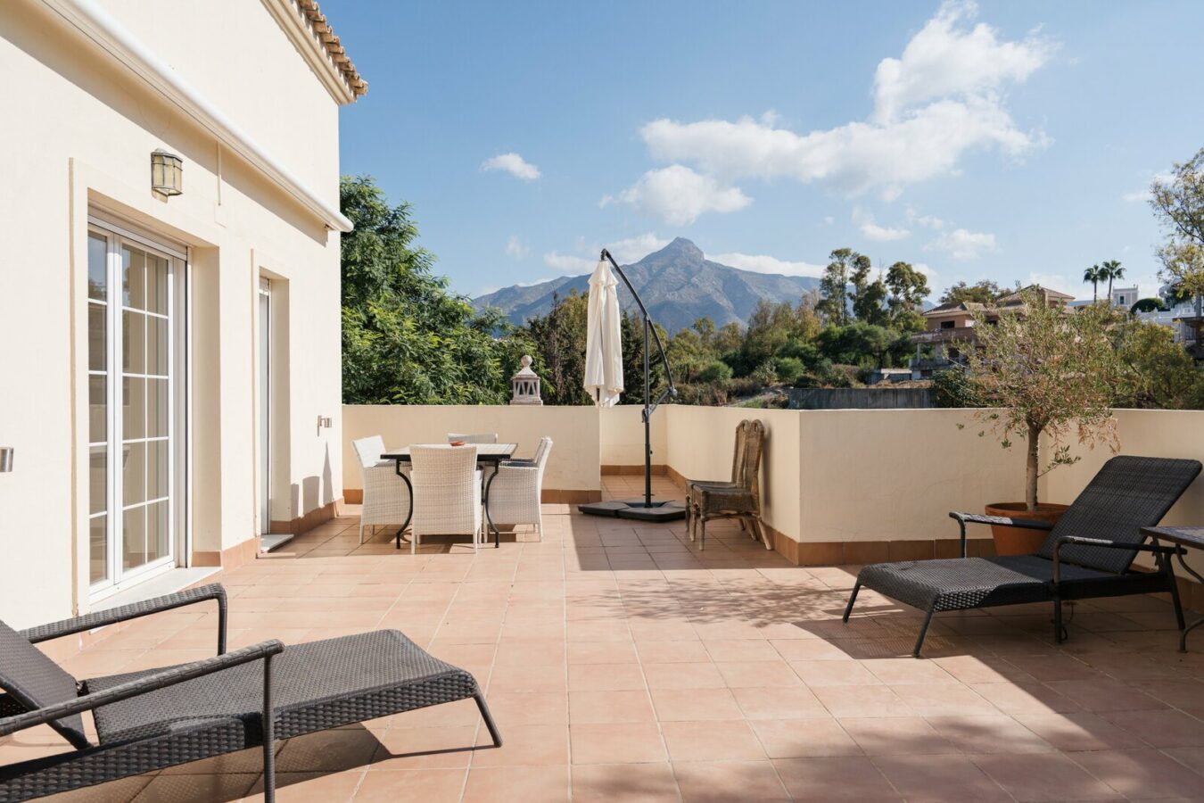 FOR SALE 🏡 Four-Bedroom Duplex Penthouse with Almost 200 m² of Terraces and Mountain Views – Las Brisas, Nueva Andalucía, Marbella 🇪🇸