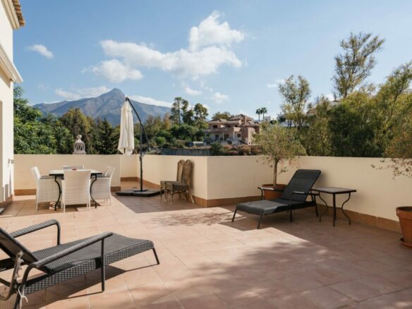 FOR SALE 🏡 Four-Bedroom Duplex Penthouse with Almost 200 m² of Terraces and Mountain Views – Las Brisas, Nueva Andalucía, Marbella 🇪🇸