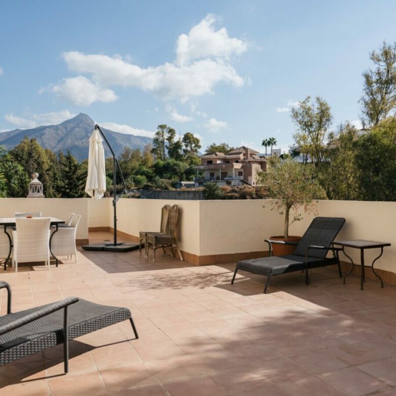 FOR SALE 🏡 Four-Bedroom Duplex Penthouse with Almost 200 m² of Terraces and Mountain Views – Las Brisas, Nueva Andalucía, Marbella 🇪🇸