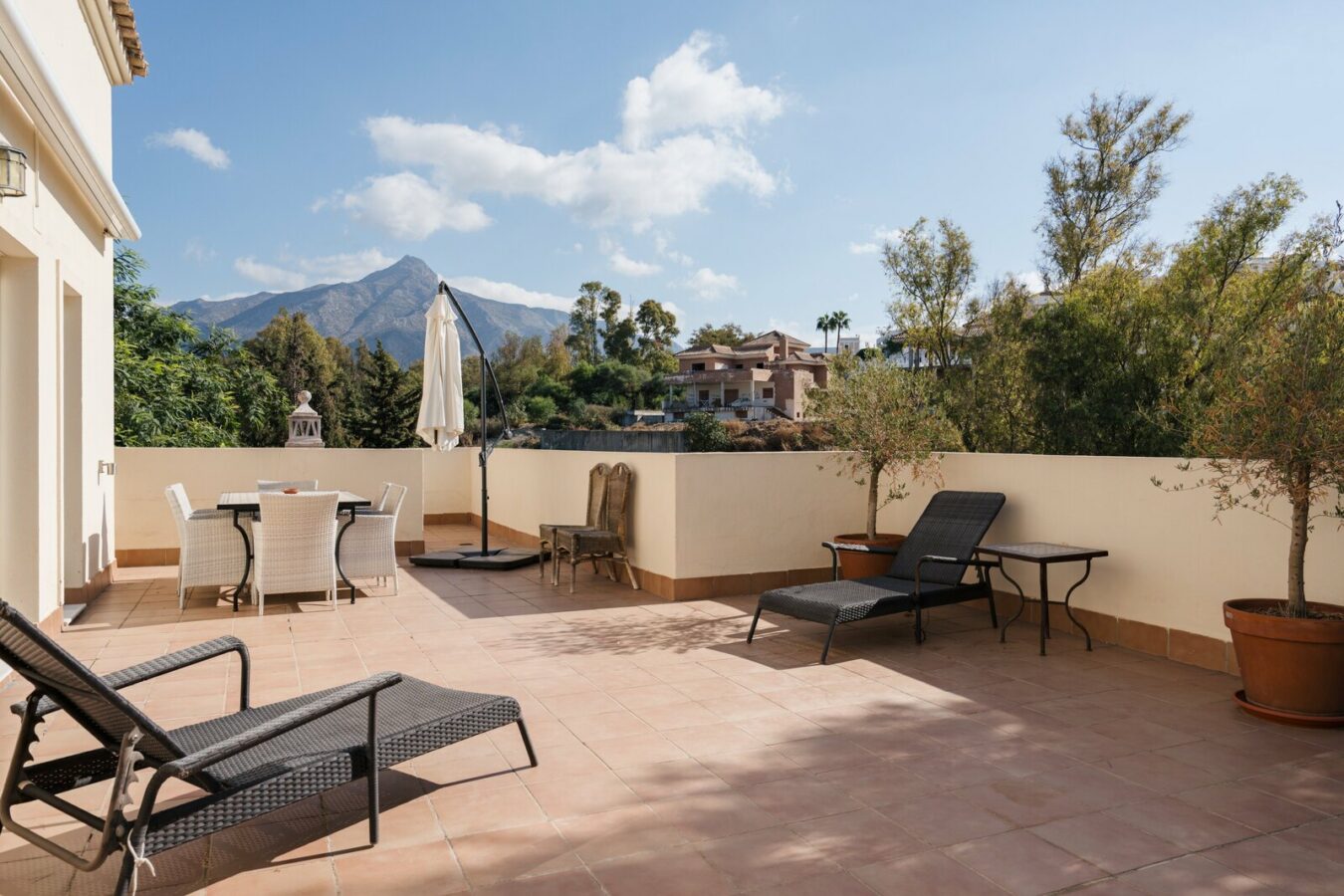 FOR SALE 🏡 Four-Bedroom Duplex Penthouse with Almost 200 m² of Terraces and Mountain Views – Las Brisas, Nueva Andalucía, Marbella 🇪🇸