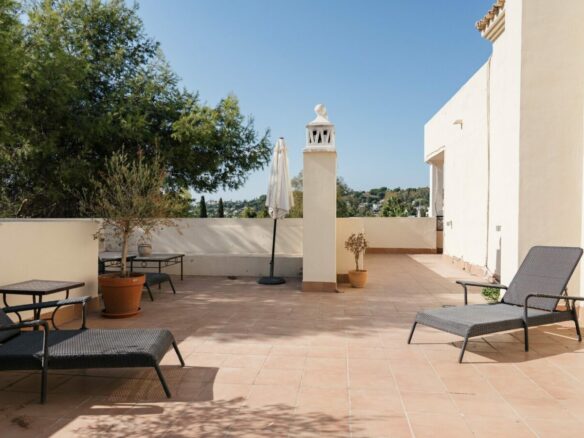 FOR SALE 🏡 Four-Bedroom Duplex Penthouse with Almost 200 m² of Terraces and Mountain Views – Las Brisas, Nueva Andalucía, Marbella 🇪🇸