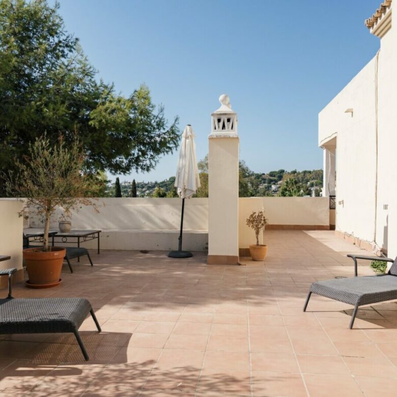 FOR SALE 🏡 Four-Bedroom Duplex Penthouse with Almost 200 m² of Terraces and Mountain Views – Las Brisas, Nueva Andalucía, Marbella 🇪🇸