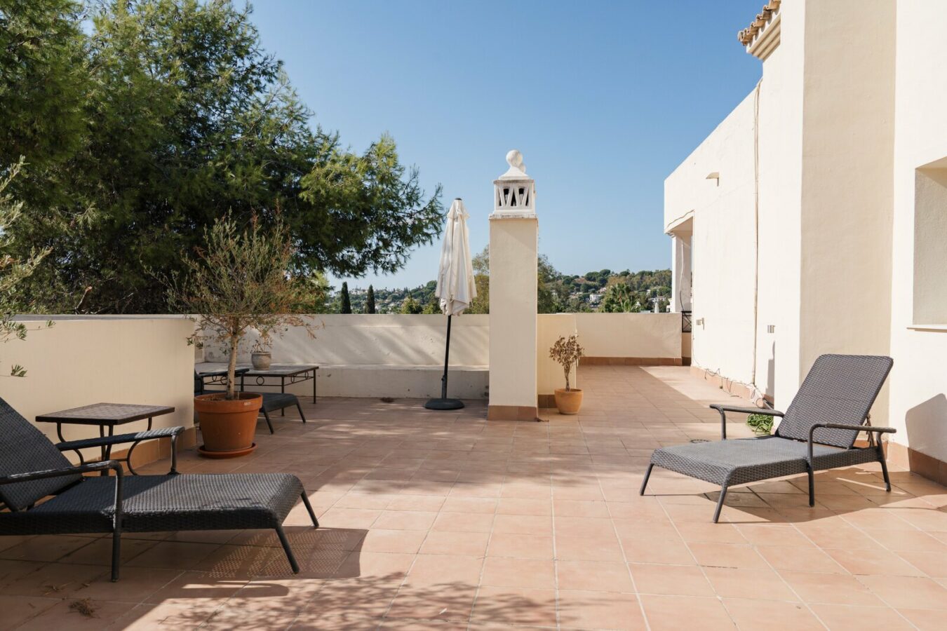 FOR SALE 🏡 Four-Bedroom Duplex Penthouse with Almost 200 m² of Terraces and Mountain Views – Las Brisas, Nueva Andalucía, Marbella 🇪🇸