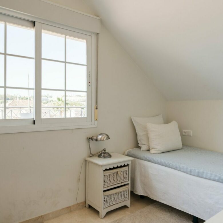 FOR SALE 🏡 Four-Bedroom Duplex Penthouse with Almost 200 m² of Terraces and Mountain Views – Las Brisas, Nueva Andalucía, Marbella 🇪🇸