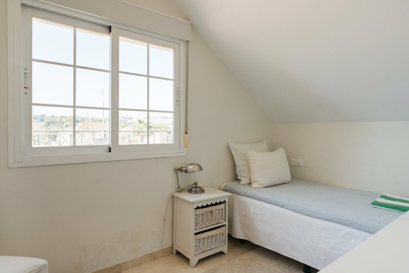 FOR SALE 🏡 Four-Bedroom Duplex Penthouse with Almost 200 m² of Terraces and Mountain Views – Las Brisas, Nueva Andalucía, Marbella 🇪🇸