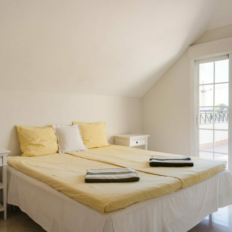 FOR SALE 🏡 Four-Bedroom Duplex Penthouse with Almost 200 m² of Terraces and Mountain Views – Las Brisas, Nueva Andalucía, Marbella 🇪🇸