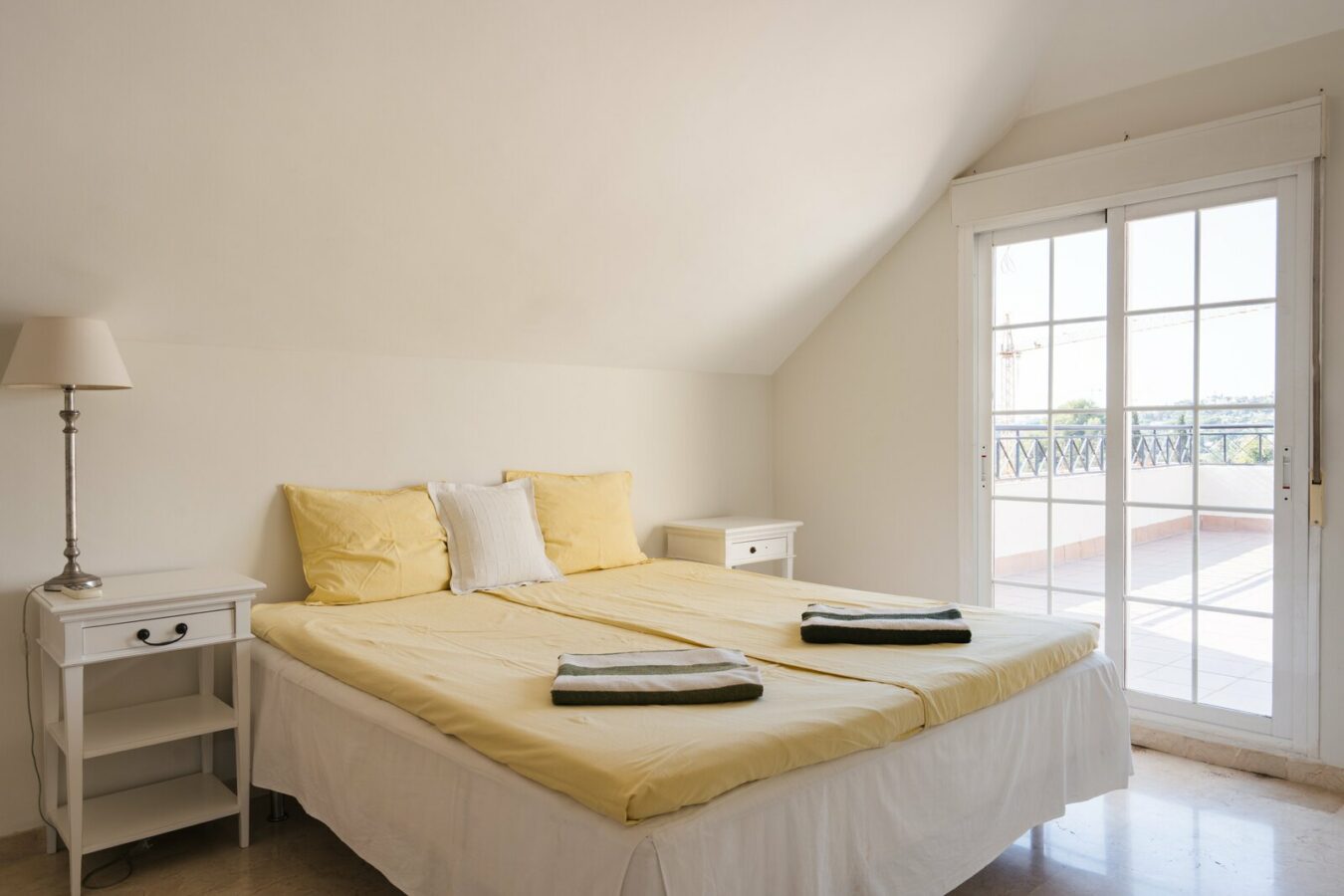 FOR SALE 🏡 Four-Bedroom Duplex Penthouse with Almost 200 m² of Terraces and Mountain Views – Las Brisas, Nueva Andalucía, Marbella 🇪🇸