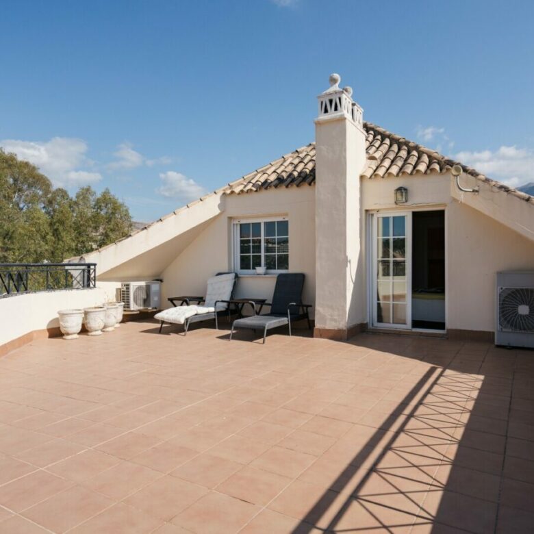 FOR SALE 🏡 Four-Bedroom Duplex Penthouse with Almost 200 m² of Terraces and Mountain Views – Las Brisas, Nueva Andalucía, Marbella 🇪🇸