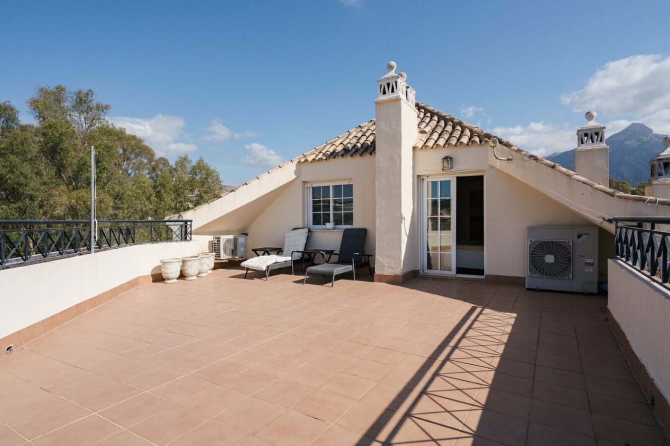 FOR SALE 🏡 Four-Bedroom Duplex Penthouse with Almost 200 m² of Terraces and Mountain Views – Las Brisas, Nueva Andalucía, Marbella 🇪🇸
