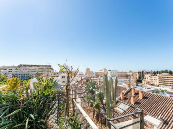 FOR SALE 🏡 Four-Bedroom Duplex Penthouse with Two Terraces Steps from the Beach – Marbella Centre 🇪🇸