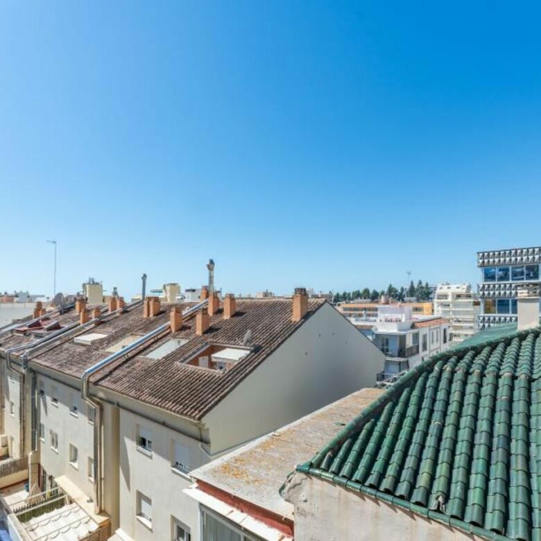 FOR SALE 🏡 Four-Bedroom Duplex Penthouse with Two Terraces Steps from the Beach – Marbella Centre 🇪🇸