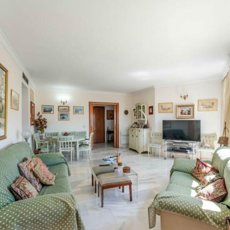 FOR SALE 🏡 Four-Bedroom Duplex Penthouse with Two Terraces Steps from the Beach – Marbella Centre 🇪🇸