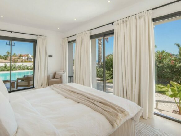 FOR SALE 🏡 Five-Bedroom Villa with Panoramic Sea Views and Private Pool – Puerto del Almendro, Benahavís 🇪🇸