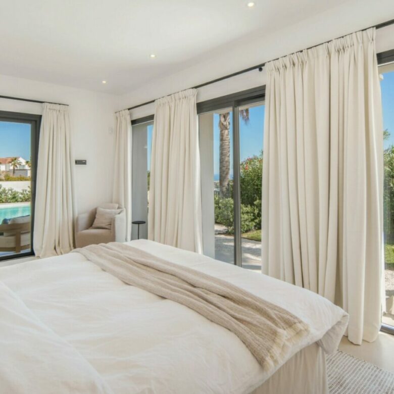 FOR SALE 🏡 Five-Bedroom Villa with Panoramic Sea Views and Private Pool – Puerto del Almendro, Benahavís 🇪🇸