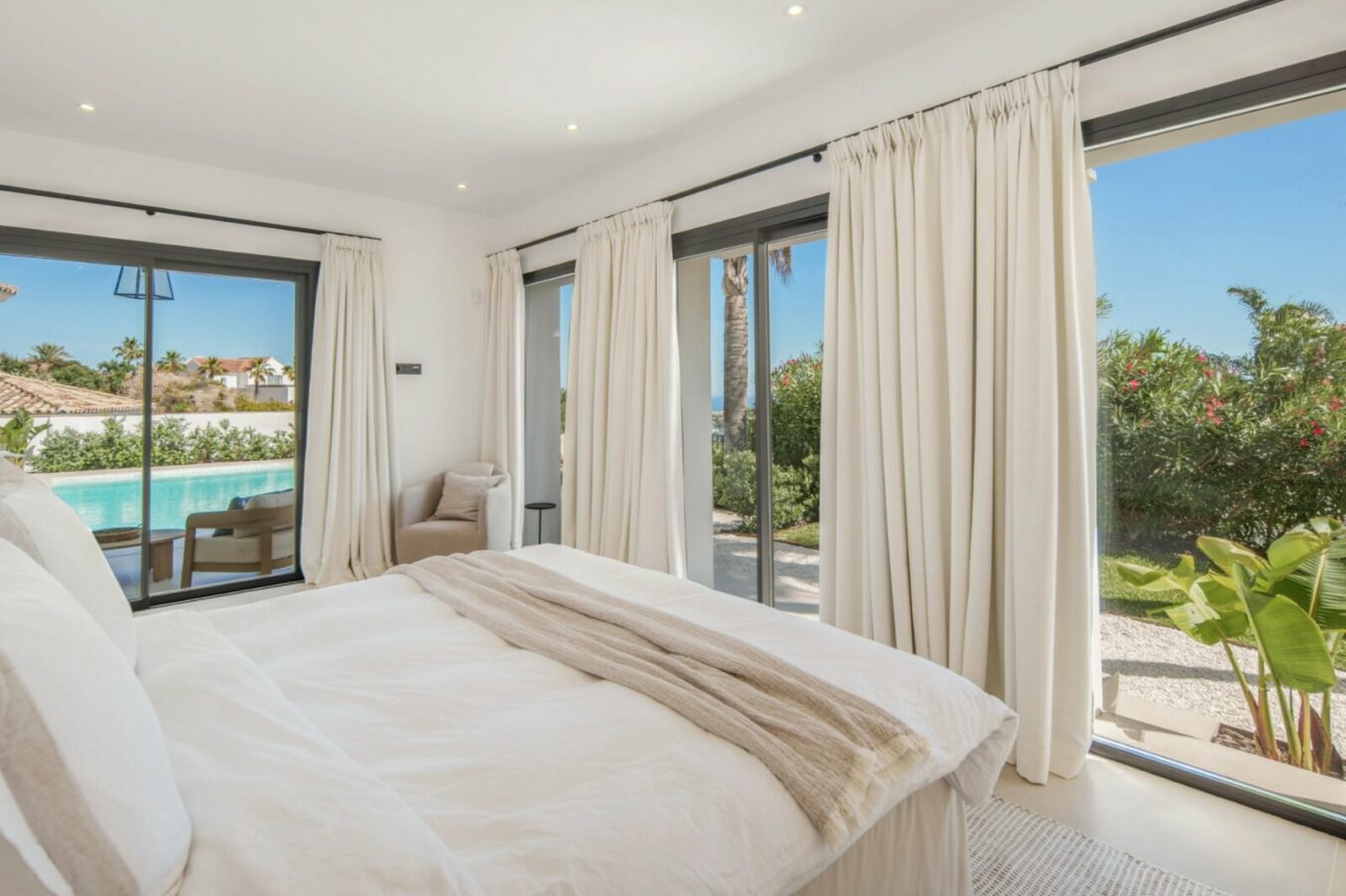 FOR SALE 🏡 Five-Bedroom Villa with Panoramic Sea Views and Private Pool – Puerto del Almendro, Benahavís 🇪🇸