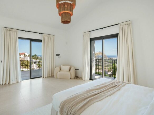 FOR SALE 🏡 Five-Bedroom Villa with Panoramic Sea Views and Private Pool – Puerto del Almendro, Benahavís 🇪🇸