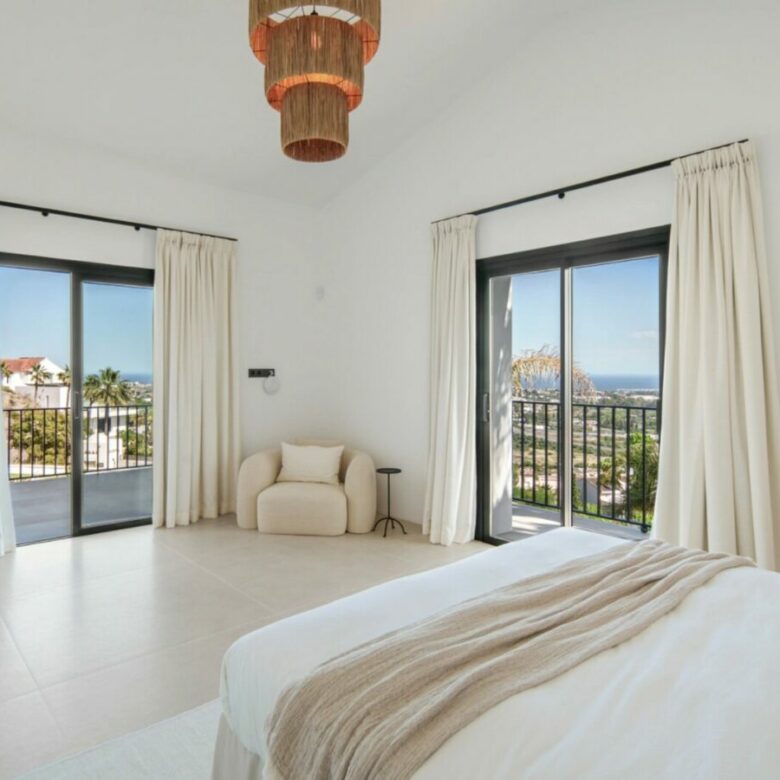 FOR SALE 🏡 Five-Bedroom Villa with Panoramic Sea Views and Private Pool – Puerto del Almendro, Benahavís 🇪🇸