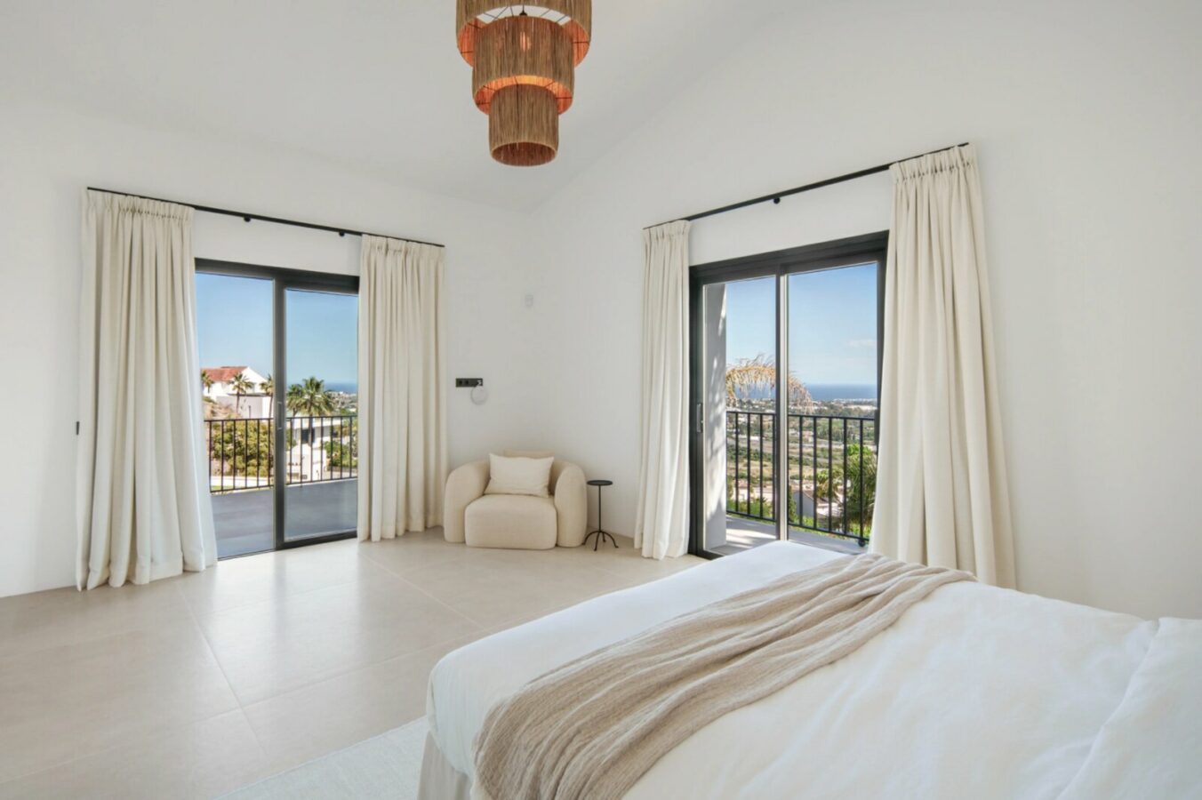FOR SALE 🏡 Five-Bedroom Villa with Panoramic Sea Views and Private Pool – Puerto del Almendro, Benahavís 🇪🇸
