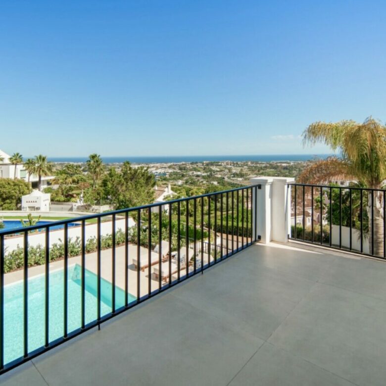 FOR SALE 🏡 Five-Bedroom Villa with Panoramic Sea Views and Private Pool – Puerto del Almendro, Benahavís 🇪🇸