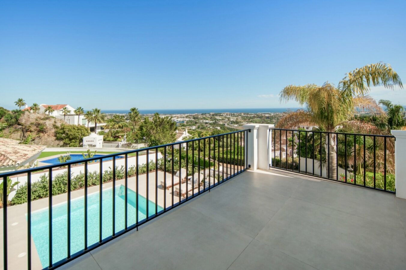 FOR SALE 🏡 Five-Bedroom Villa with Panoramic Sea Views and Private Pool – Puerto del Almendro, Benahavís 🇪🇸