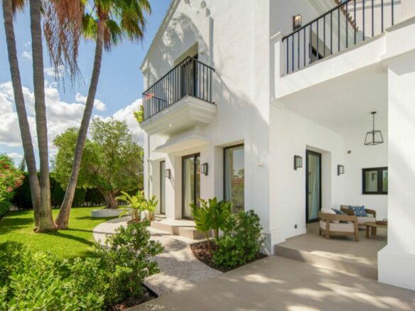 FOR SALE 🏡 Five-Bedroom Villa with Panoramic Sea Views and Private Pool – Puerto del Almendro, Benahavís 🇪🇸